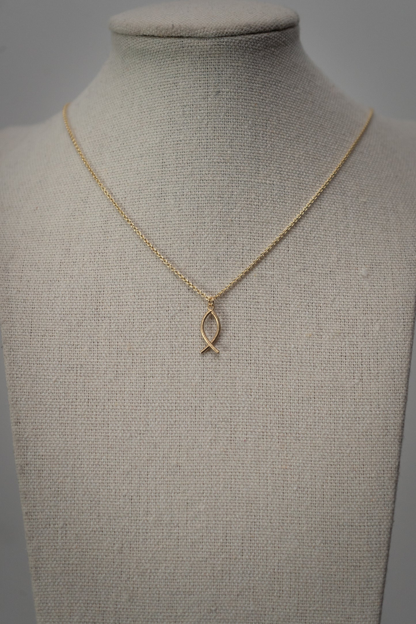 Goldene Kette mit filigranem Fischanhänger aus 9 Karat Massivgold