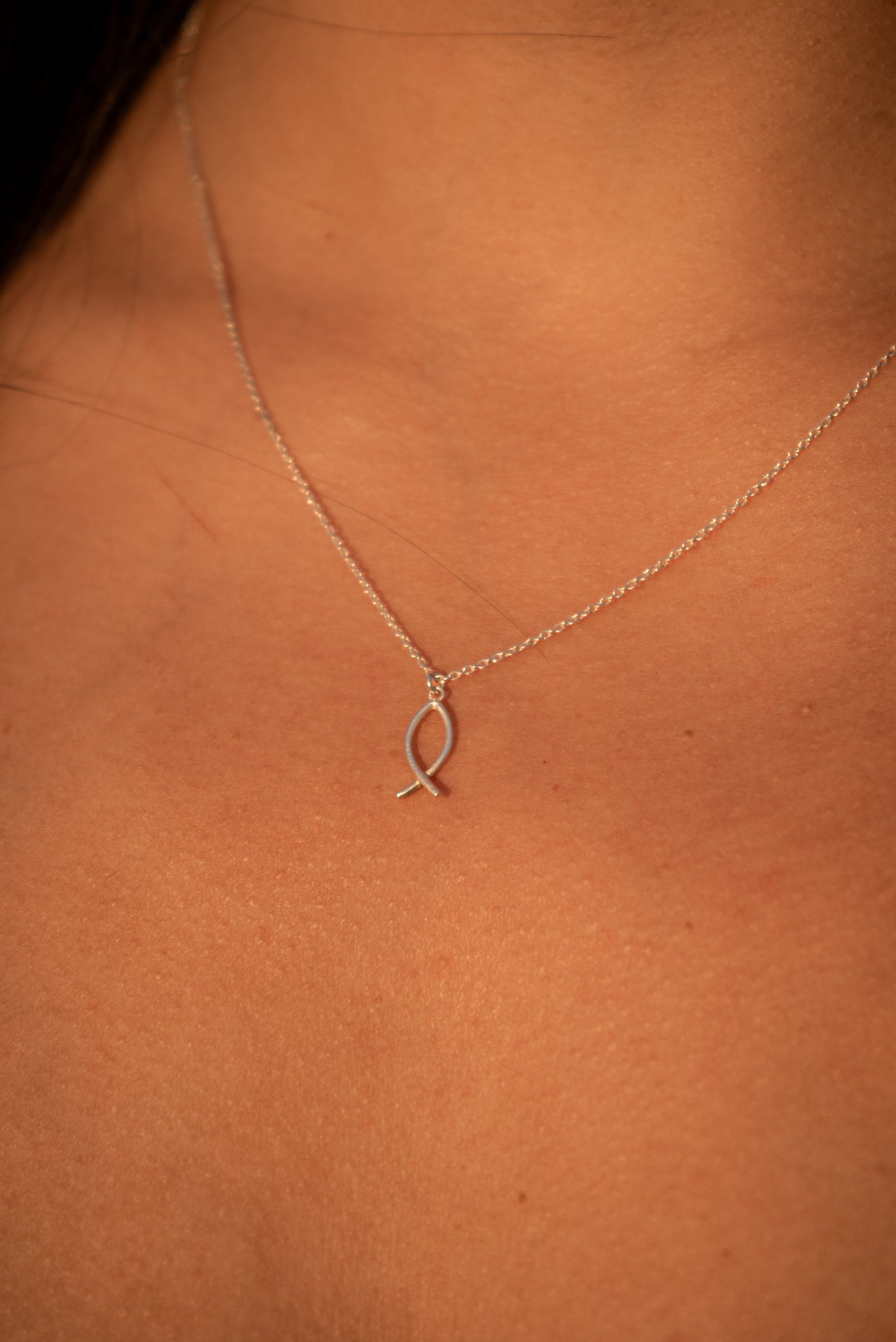 Silberne Kette mit filigranem Fischanhänger