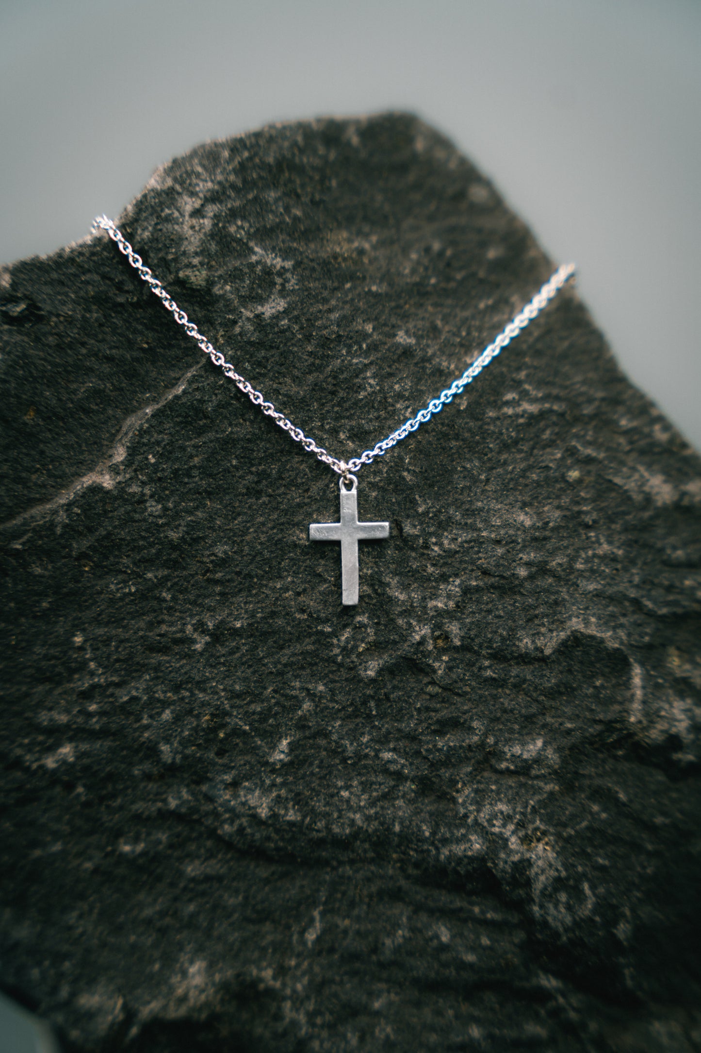 Handgefertigte Kreuzkette - fein mattiert