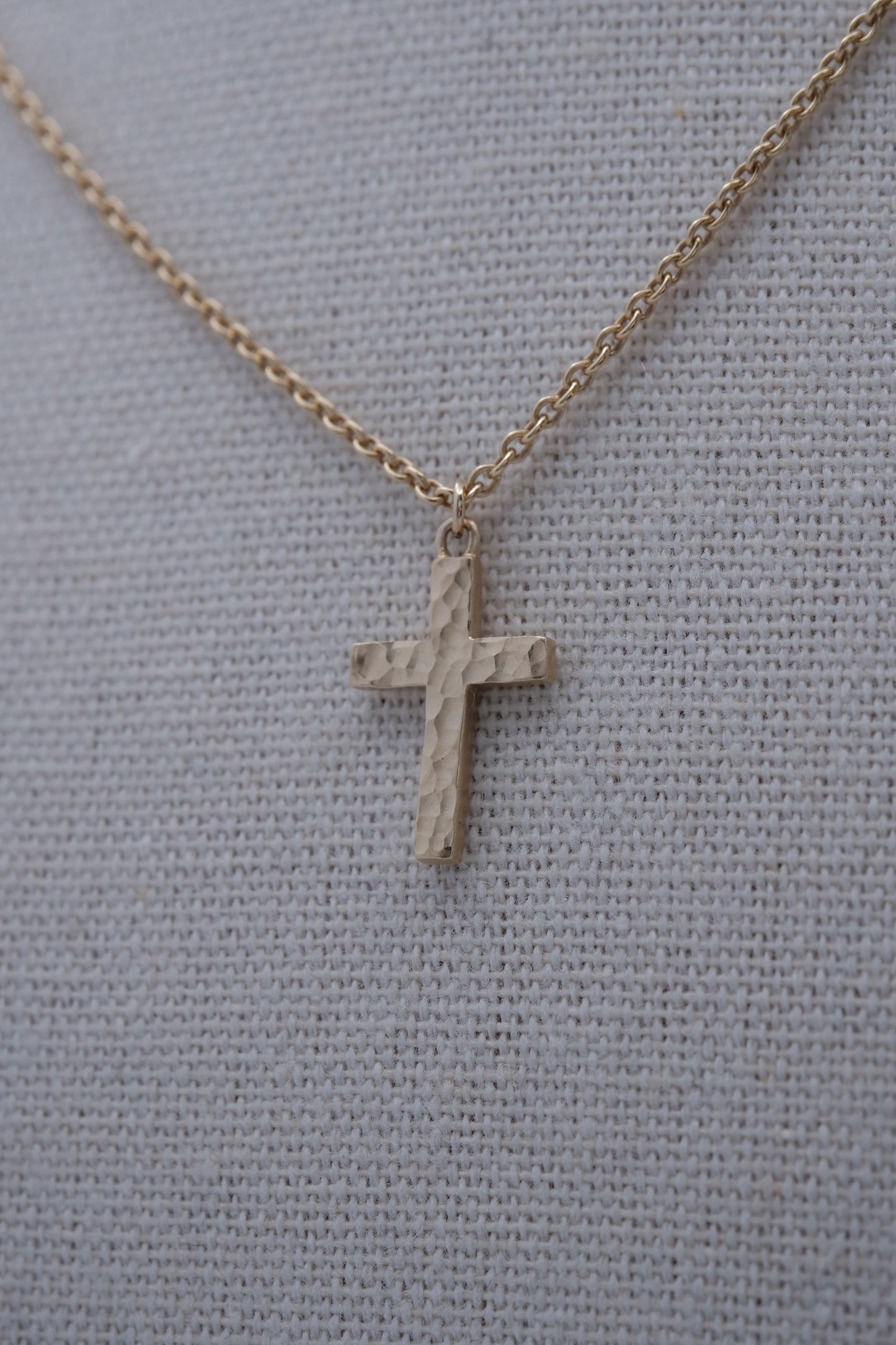 Handgefertigte Kreuzkette - Anhänger aus Massivgold (9 Karat Gold)