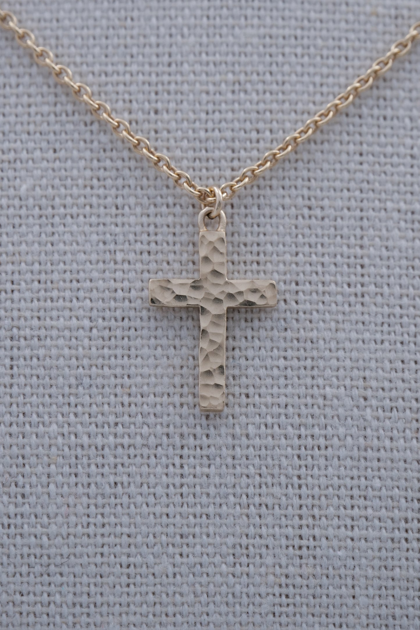 Handgefertigte Kreuzkette - Anhänger aus Massivgold (9 Karat Gold)