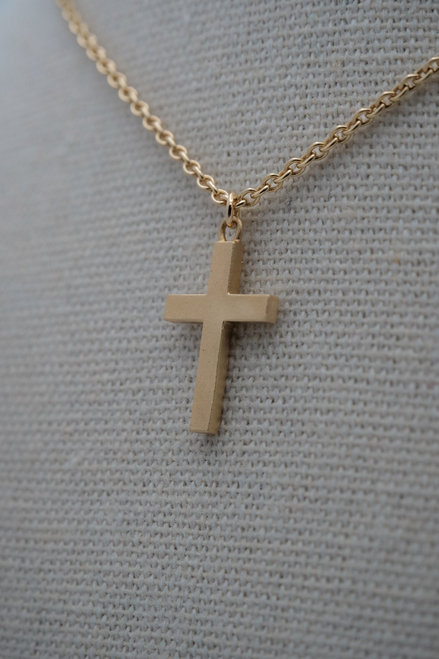 Handgefertigte Kreuzkette - Anhänger aus Massivgold (9 Karat Gold)