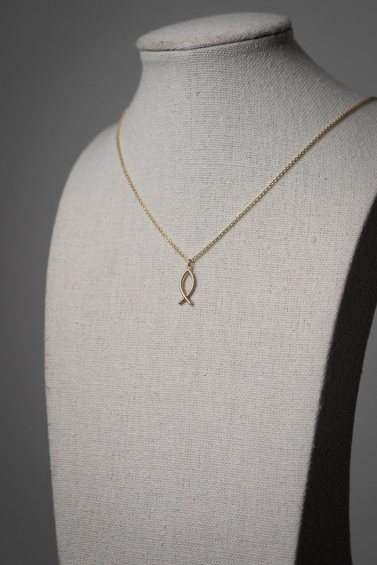 Filigrane Kette mit Fischanhänger aus Massivgold (9 Karat Gold)