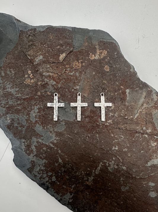 Holy Twist - unperfektes Kreuz - gehämmert mit Kette