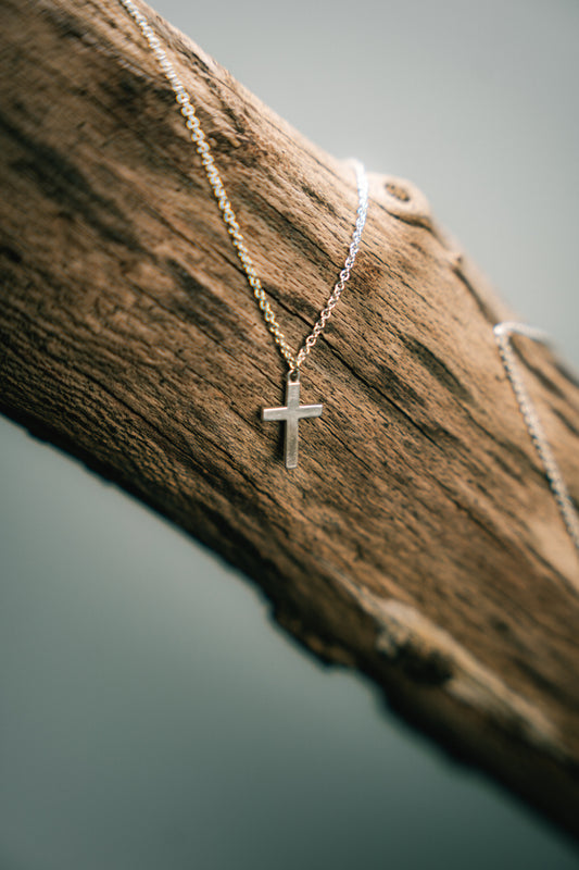 Handgefertigte Kreuzkette - fein mattiert