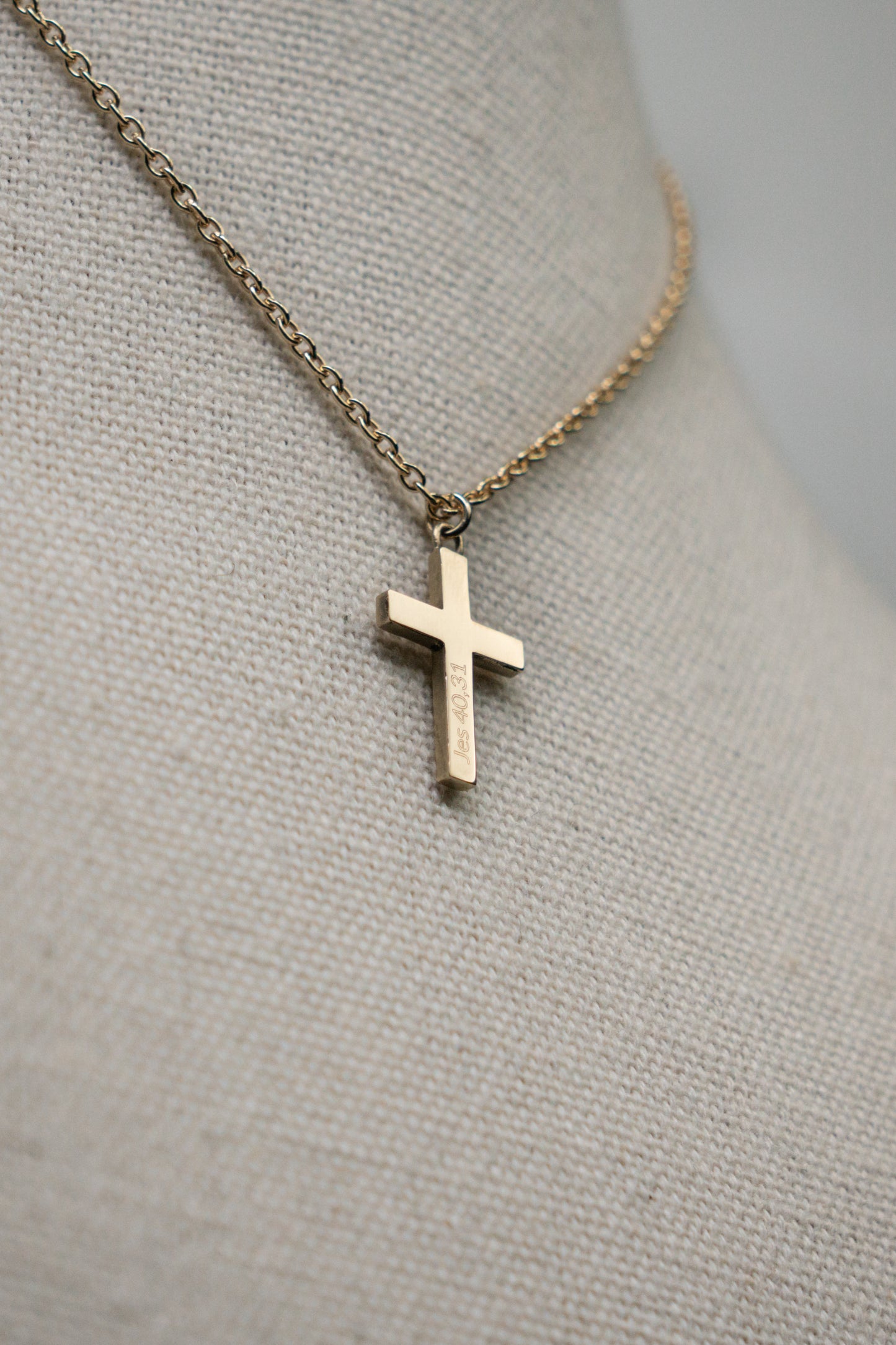 Goldene Kreuzkette - personalisierbar mit Gravur